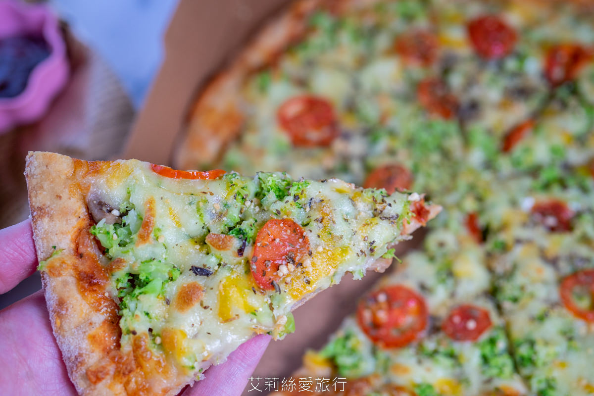 新北蘆洲區美食 林太太手工石烤披薩 炸雞鮮嫩多汁不輸拿坡里 鮮嫩紙包雞肉質嫩到不行 內行人都會先訂餐才不會久候 捷運蘆洲站