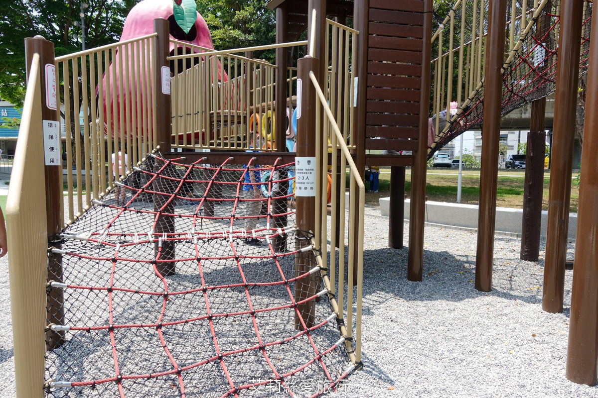 免費景點！屏東親子景點 林邊5米高飛天火車親子共融公園 順遊林邊蓮霧公園 近林邊車站