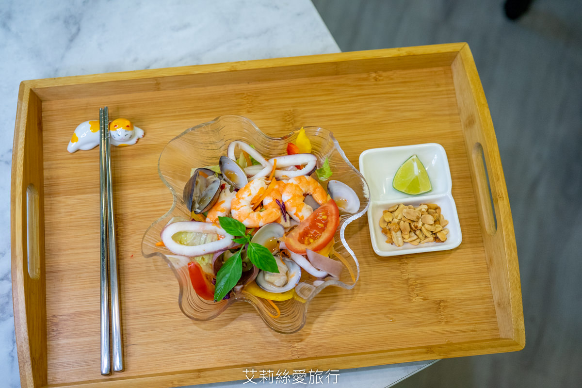 武氏明皇涼拌海鮮真材實料有大量海鮮和生菜