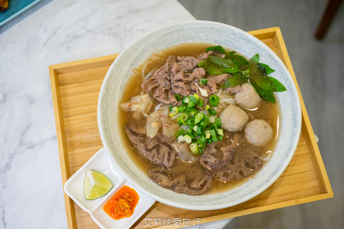 牛肉河粉有嫩肩牛肉片、牛肉丸、牛腱肉三種食材 武氏明皇越南美食