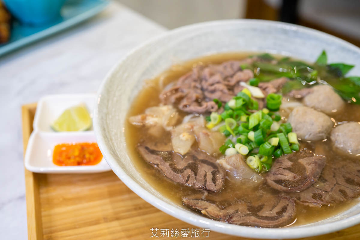 武氏明皇越南美食招牌牛肉河粉灑上大量青蔥點綴
