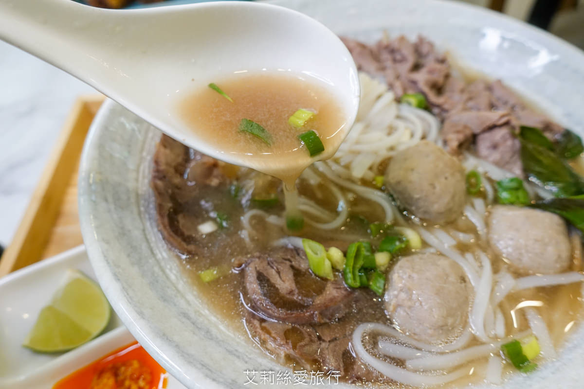 武氏明皇的招牌牛肉河粉湯底細火慢火燉煮10小時以上