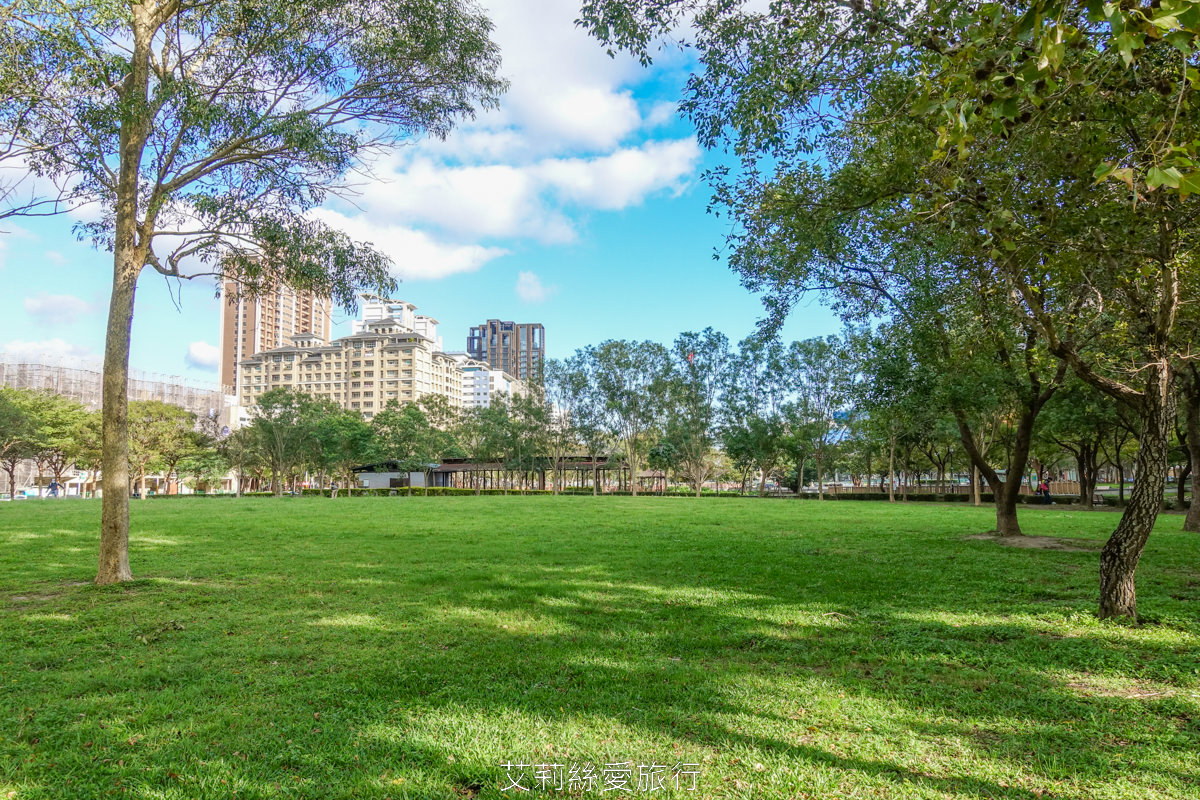 竹北免費景點 水圳森林公園 千坪草地野餐放風箏 步道騎自行車 有涼亭可休息 還可賞魚賞鴨