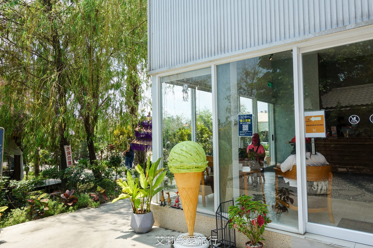 屏東美食 峇里島風景觀餐廳 水明漾 吃冰淇淋、餵魚拍美照 還有新鮮泰國蝦料理 冬季落羽松步道好浪漫 - 第8張圖 屏東美食 峇里島風景觀餐廳 水明漾 吃冰淇淋、餵魚拍美照 還有新鮮泰國蝦料理 冬季落羽松步道好浪漫