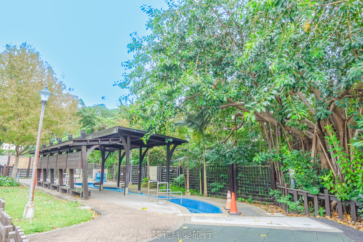 免費景點北投溫泉泡湯推薦！泉源公園溫泉泡腳池 在地人私藏的足湯秘境 森林吸收芬多精 有飲水機和洗手間 出發前要注意營業時間以免撲空！ 旁邊還有兒童遊戲區、籃球場可以玩！