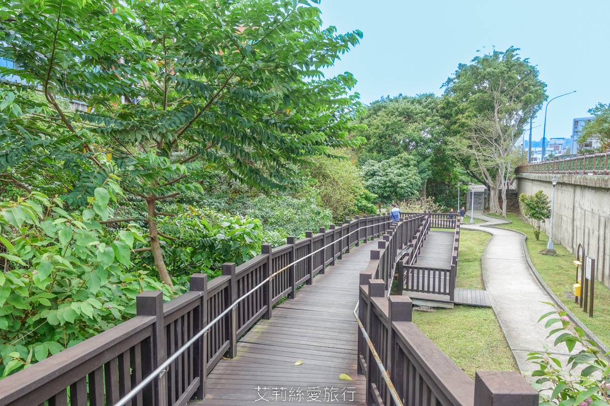 免費景點北投溫泉泡湯推薦！泉源公園溫泉泡腳池 在地人私藏的足湯秘境 森林吸收芬多精 有飲水機和洗手間 出發前要注意營業時間以免撲空！ 旁邊還有兒童遊戲區、籃球場可以玩！