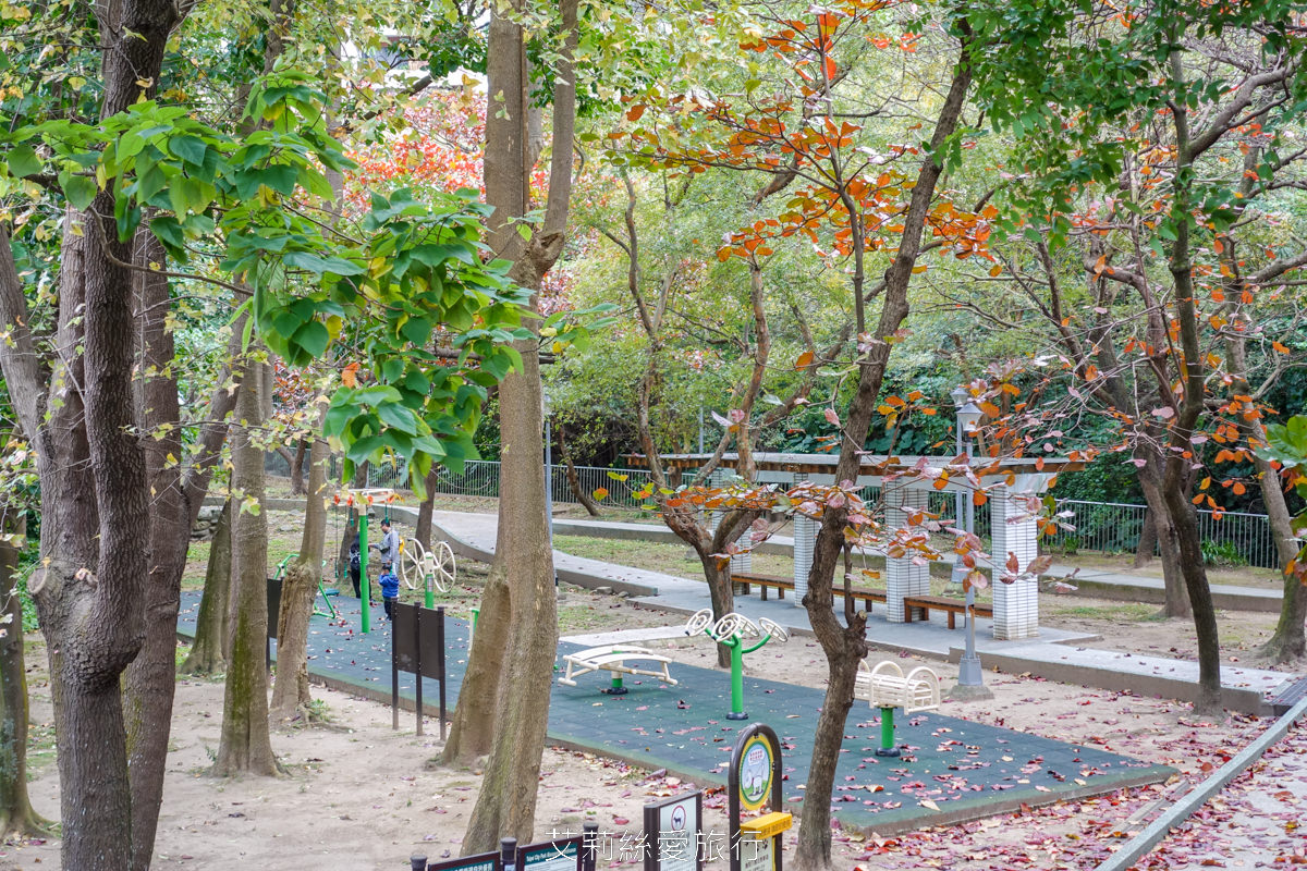 免費景點北投溫泉泡湯推薦！泉源公園溫泉泡腳池 在地人私藏的足湯秘境 森林吸收芬多精 有飲水機和洗手間 出發前要注意營業時間以免撲空！ 旁邊還有兒童遊戲區、籃球場可以玩！