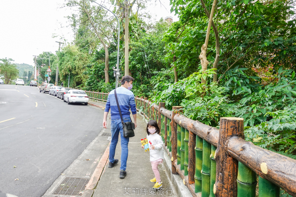 免費景點北投溫泉泡湯推薦！泉源公園溫泉泡腳池 在地人私藏的足湯秘境 森林吸收芬多精 有飲水機和洗手間 出發前要注意營業時間以免撲空！ 旁邊還有兒童遊戲區、籃球場可以玩！