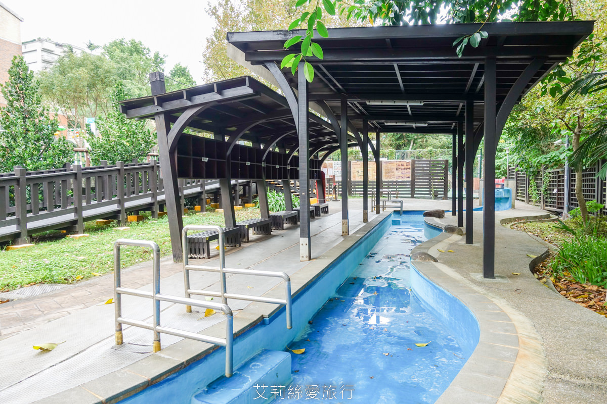 免費景點北投溫泉泡湯推薦！泉源公園溫泉泡腳池 在地人私藏的足湯秘境 森林吸收芬多精 有飲水機和洗手間 出發前要注意營業時間以免撲空！ 旁邊還有兒童遊戲區、籃球場可以玩！