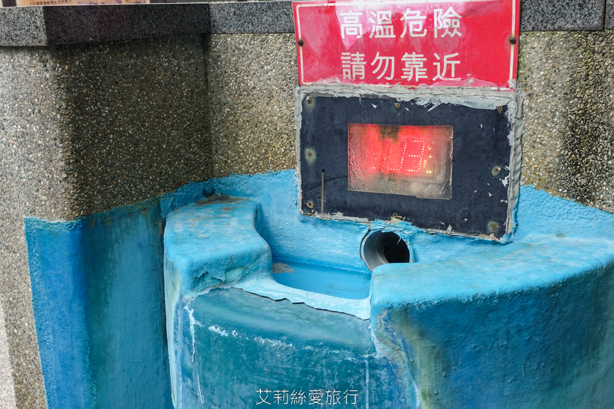 免費景點北投溫泉泡湯推薦！泉源公園溫泉泡腳池 在地人私藏的足湯秘境 森林吸收芬多精 有飲水機和洗手間 出發前要注意營業時間以免撲空！ 旁邊還有兒童遊戲區、籃球場可以玩！