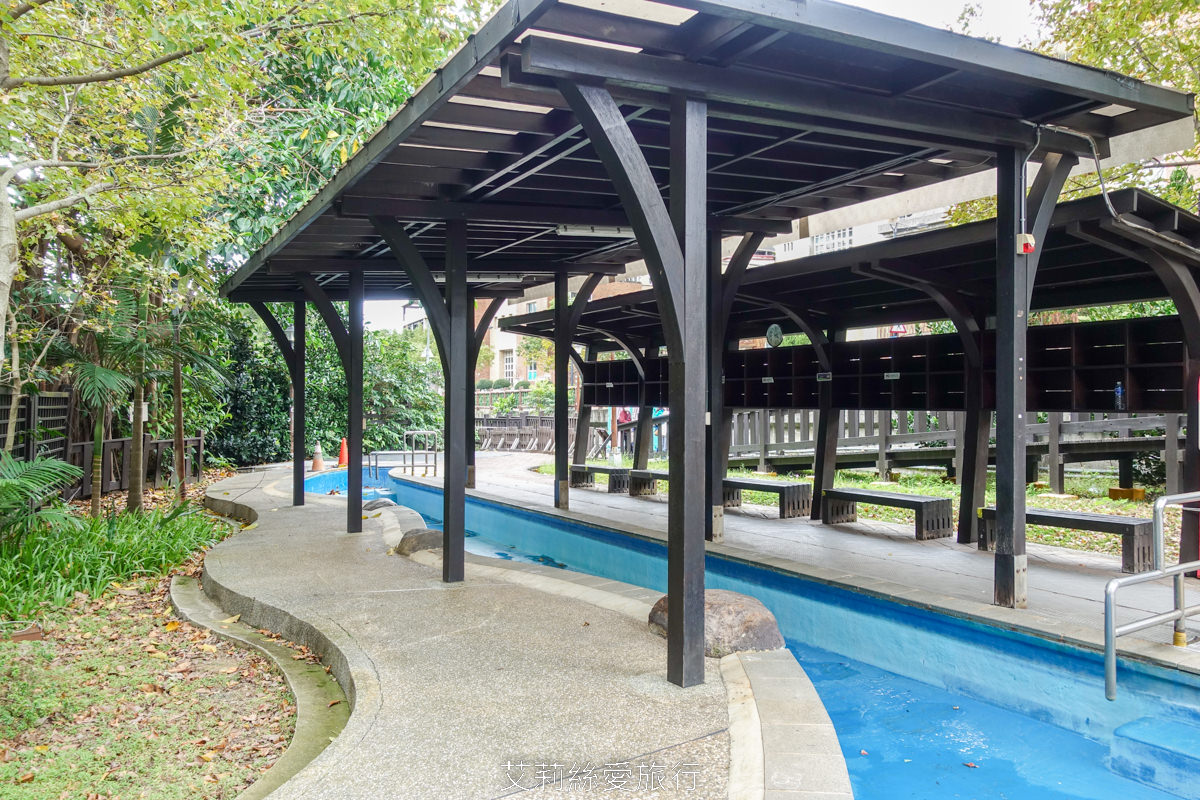 免費景點北投溫泉泡湯推薦！泉源公園溫泉泡腳池 在地人私藏的足湯秘境 森林吸收芬多精 有飲水機和洗手間 出發前要注意營業時間以免撲空！ 旁邊還有兒童遊戲區、籃球場可以玩！