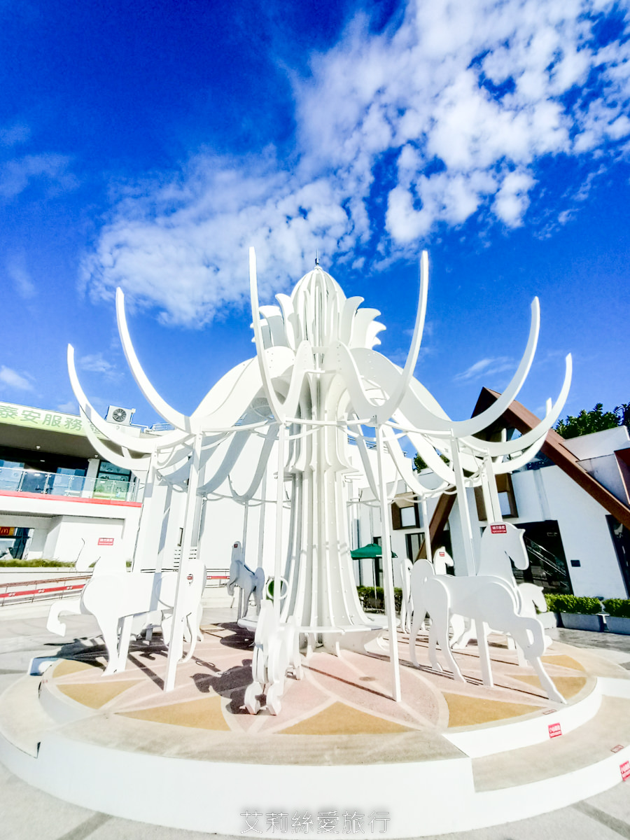 夢幻白色景點 積木城堡造型星巴克starbucks 絕美旋轉木馬 休息美拍喝咖啡