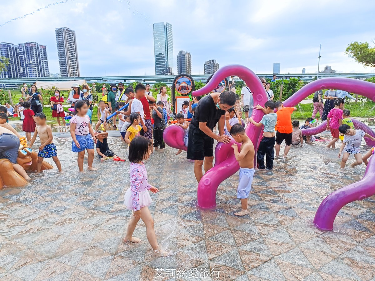 新北免費玩水景點 2024 海世界水樂園 開放時間 戲水池 噴水拱門 有沖洗區和更衣室 三重熊猴森樂園旁 捷運出站即可到！