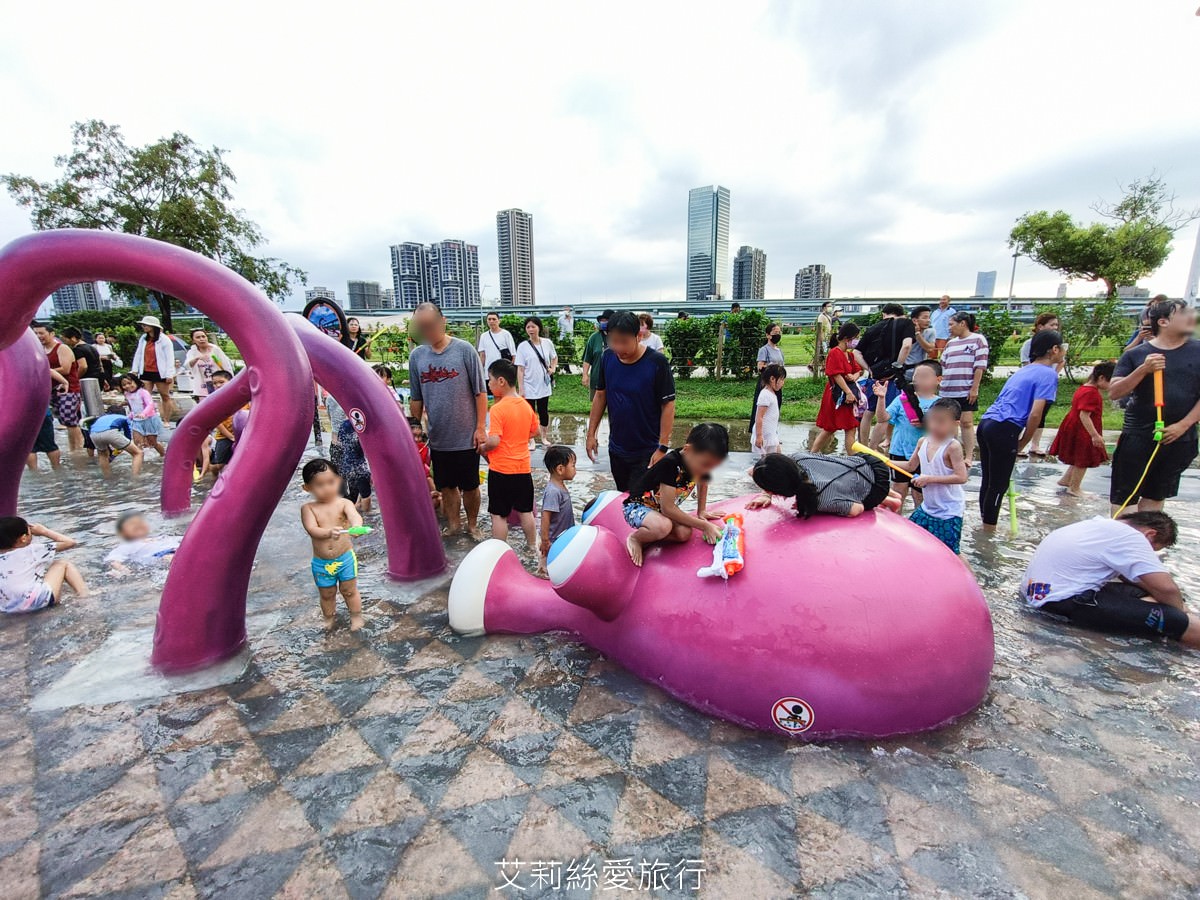 新北免費玩水景點 2024 海世界水樂園 開放時間 戲水池 噴水拱門 有沖洗區和更衣室 三重熊猴森樂園旁 捷運出站即可到！