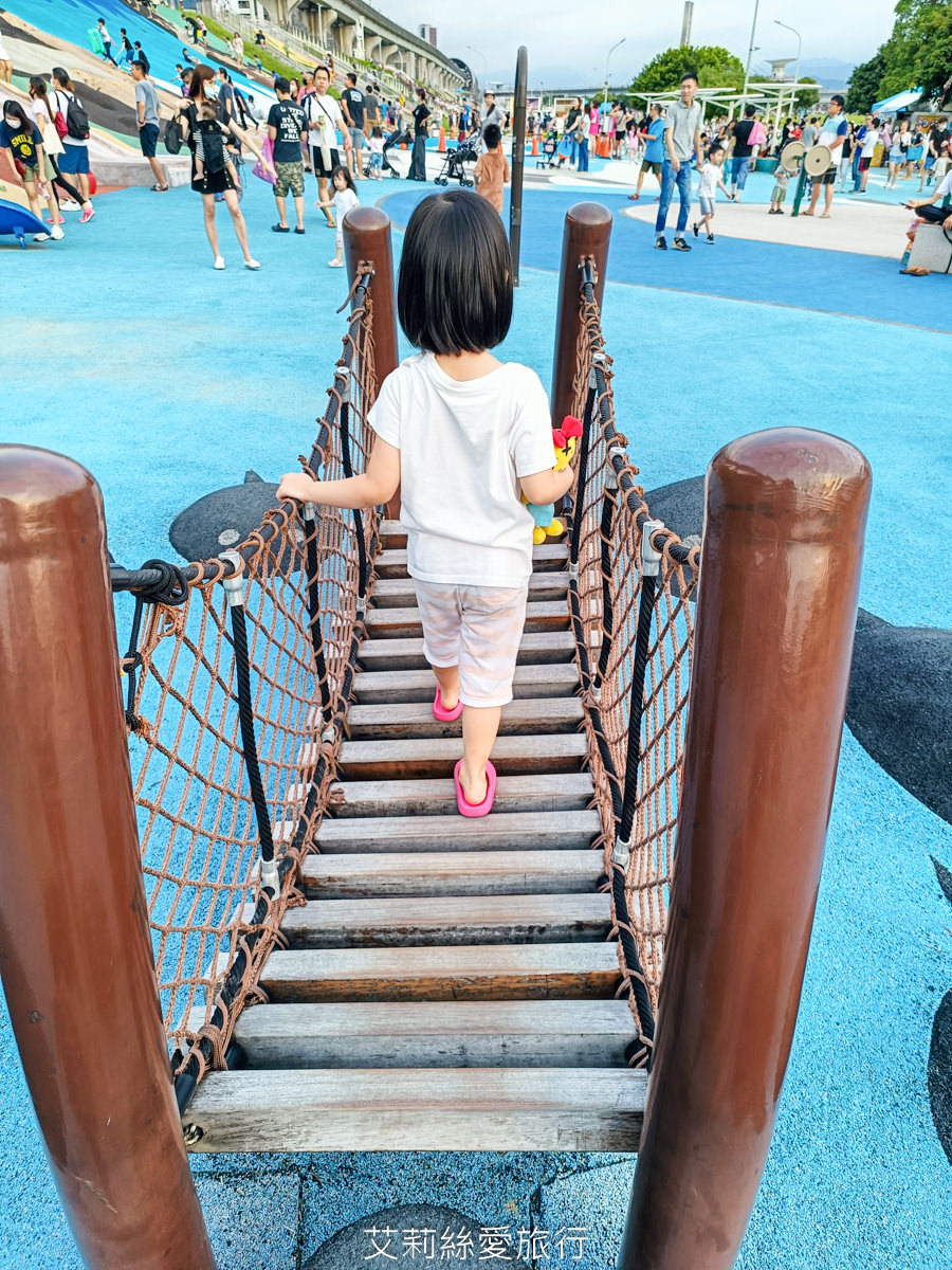 新北免費玩水景點 2024 海世界水樂園 開放時間 戲水池 噴水拱門 有沖洗區和更衣室 三重熊猴森樂園旁 捷運出站即可到！