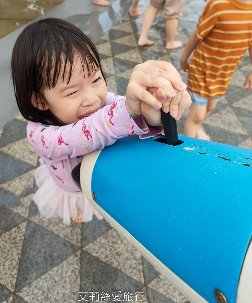 新北免費玩水景點 2024 海世界水樂園 開放時間 戲水池 噴水拱門 有沖洗區和更衣室 三重熊猴森樂園旁 捷運出站即可到！