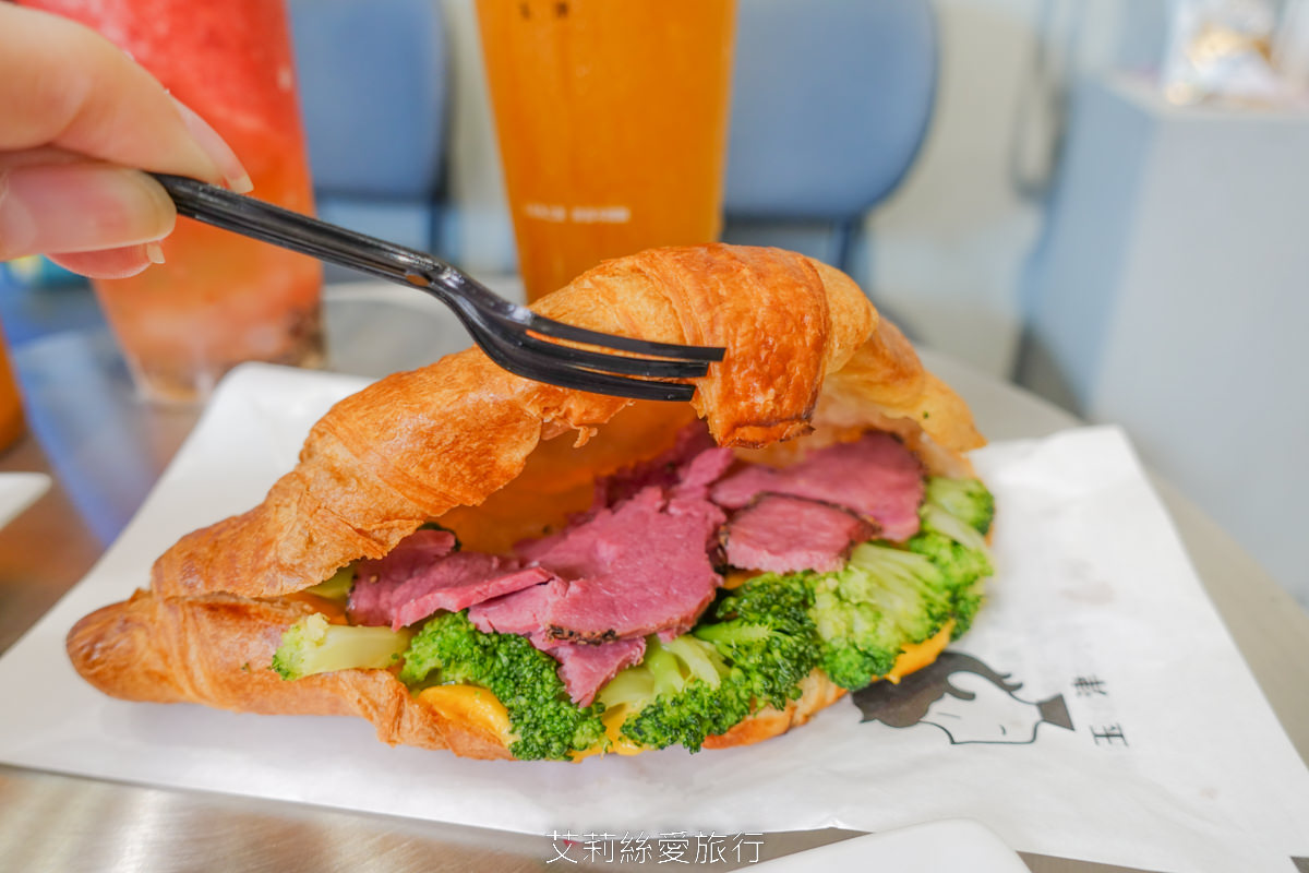 桃園藝文特區美食!玉津咖啡 銅板價吃法國進口可頌牛肉起士、最愛布丁珍珠奶茶冰沙、泰奶加紅豆紫米原來這麼搭! - 第11張圖 桃園藝文特區美食!玉津咖啡 銅板價吃法國進口可頌牛肉起士、最愛布丁珍珠奶茶冰沙、泰奶加紅豆紫米原來這麼搭!