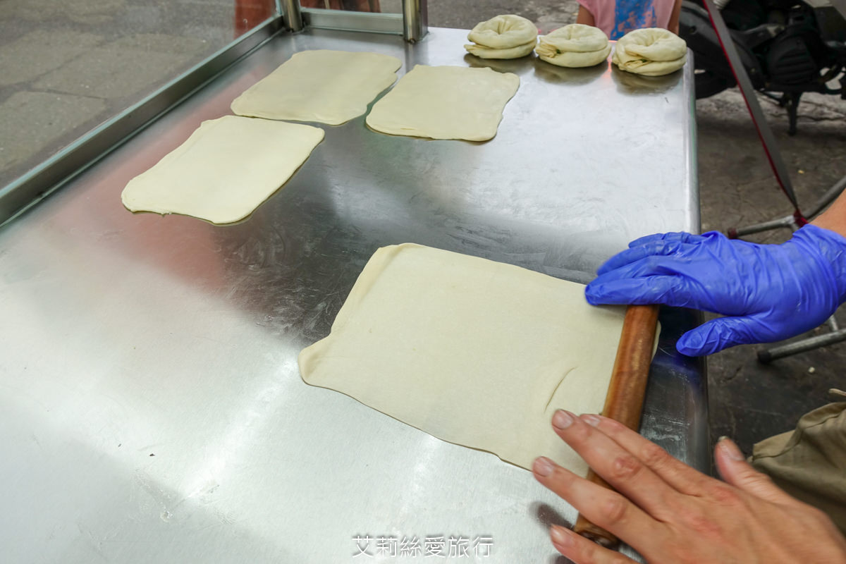 蘆洲夜市必吃 排隊美食 蘆洲王家手作蔥餅 每日手工現作 滿滿的蔥花香氣太迷人！