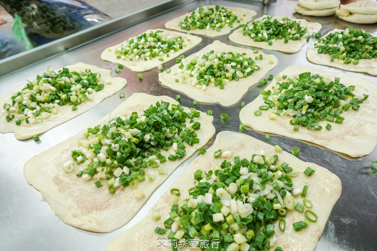 蘆洲夜市必吃 排隊美食 蘆洲王家手作蔥餅 每日手工現作 滿滿的蔥花香氣太迷人！