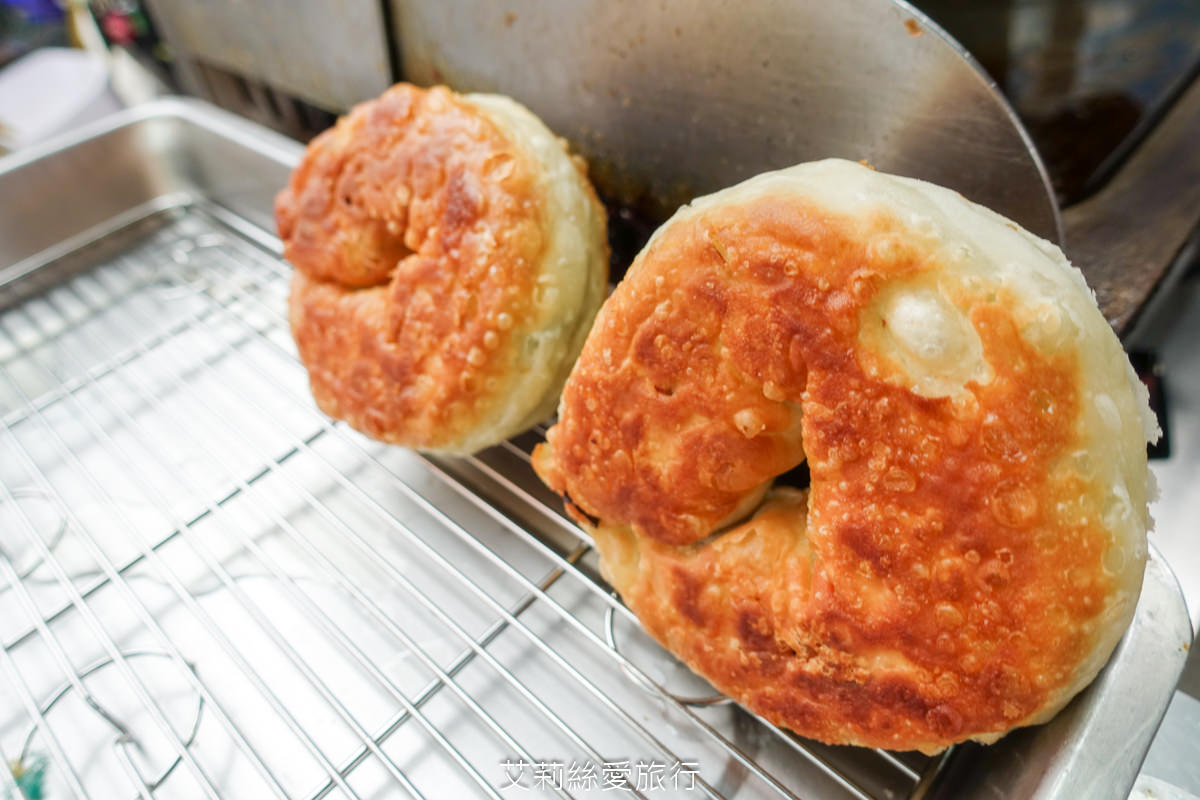 蘆洲夜市必吃 排隊美食 蘆洲王家手作蔥餅 每日手工現作 滿滿的蔥花香氣太迷人！