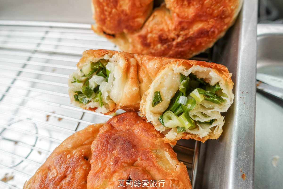 蘆洲夜市必吃 排隊美食 蘆洲王家手作蔥餅 每日手工現作 滿滿的蔥花香氣太迷人！
