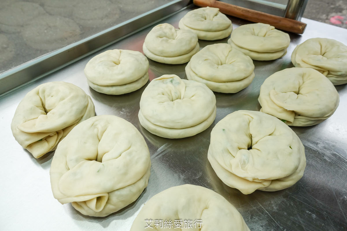 蘆洲夜市必吃 排隊美食 蘆洲王家手作蔥餅 每日手工現作 滿滿的蔥花香氣太迷人！