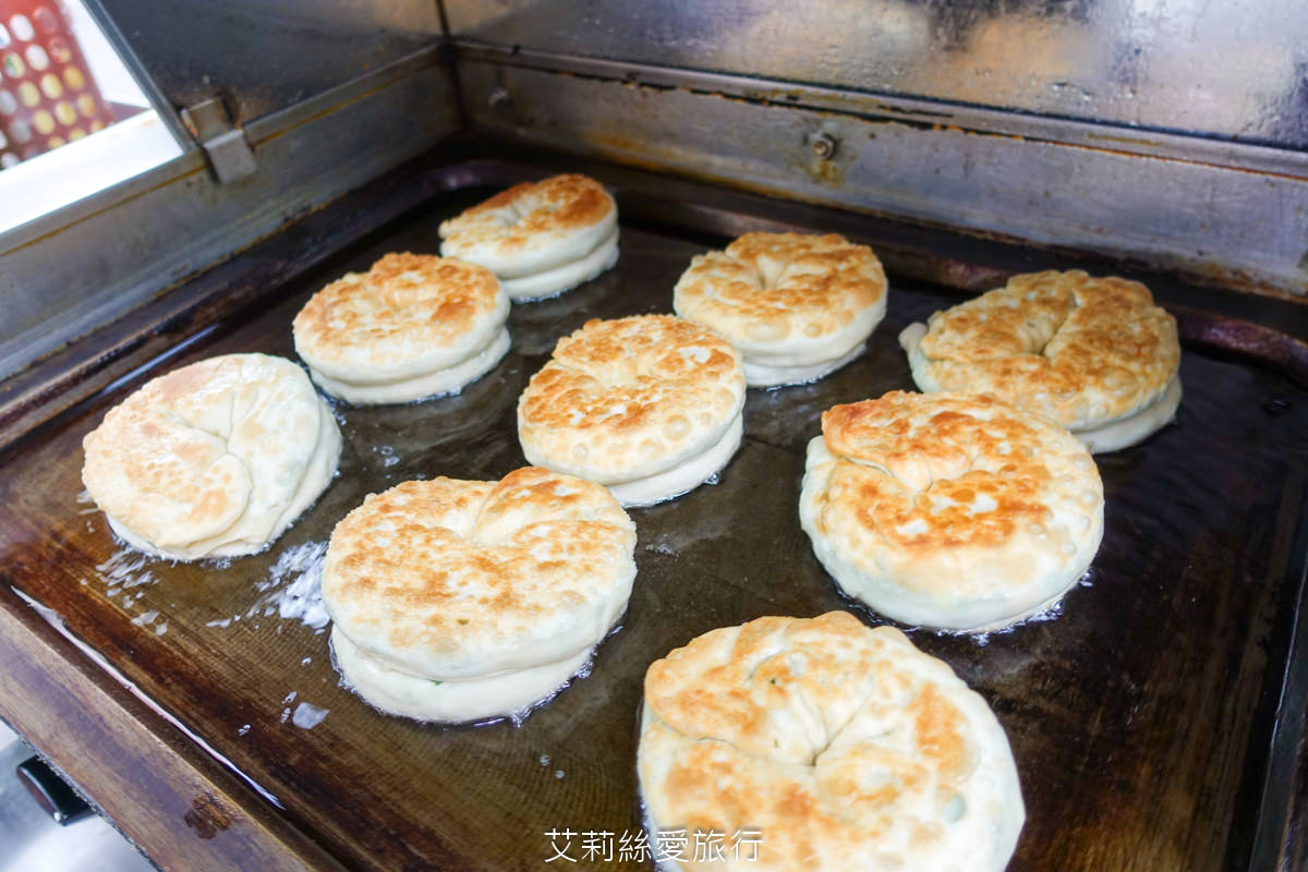 蘆洲夜市必吃 排隊美食 蘆洲王家手作蔥餅 每日手工現作 滿滿的蔥花香氣太迷人！