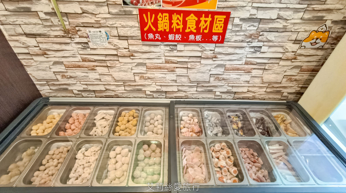 宜蘭吃到飽 礁溪吃到飽火鍋推薦 珍典精緻自助式火鍋 八種鍋底火鍋加自助吧任你吃 在地經營10年可容納百人大餐廳 有遊戲區