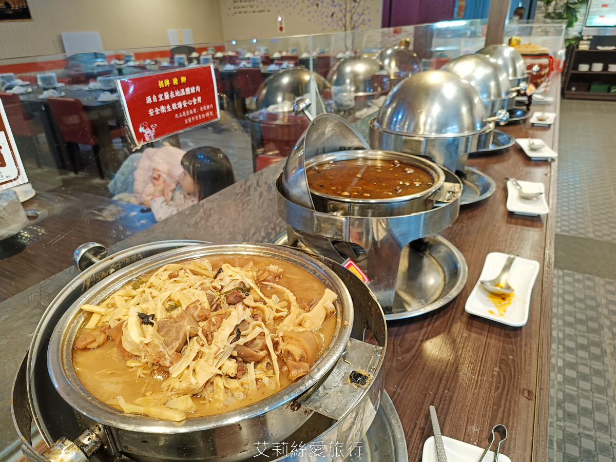 宜蘭吃到飽 礁溪吃到飽火鍋推薦 珍典精緻自助式火鍋 八種鍋底火鍋加自助吧任你吃 在地經營10年可容納百人大餐廳 有遊戲區