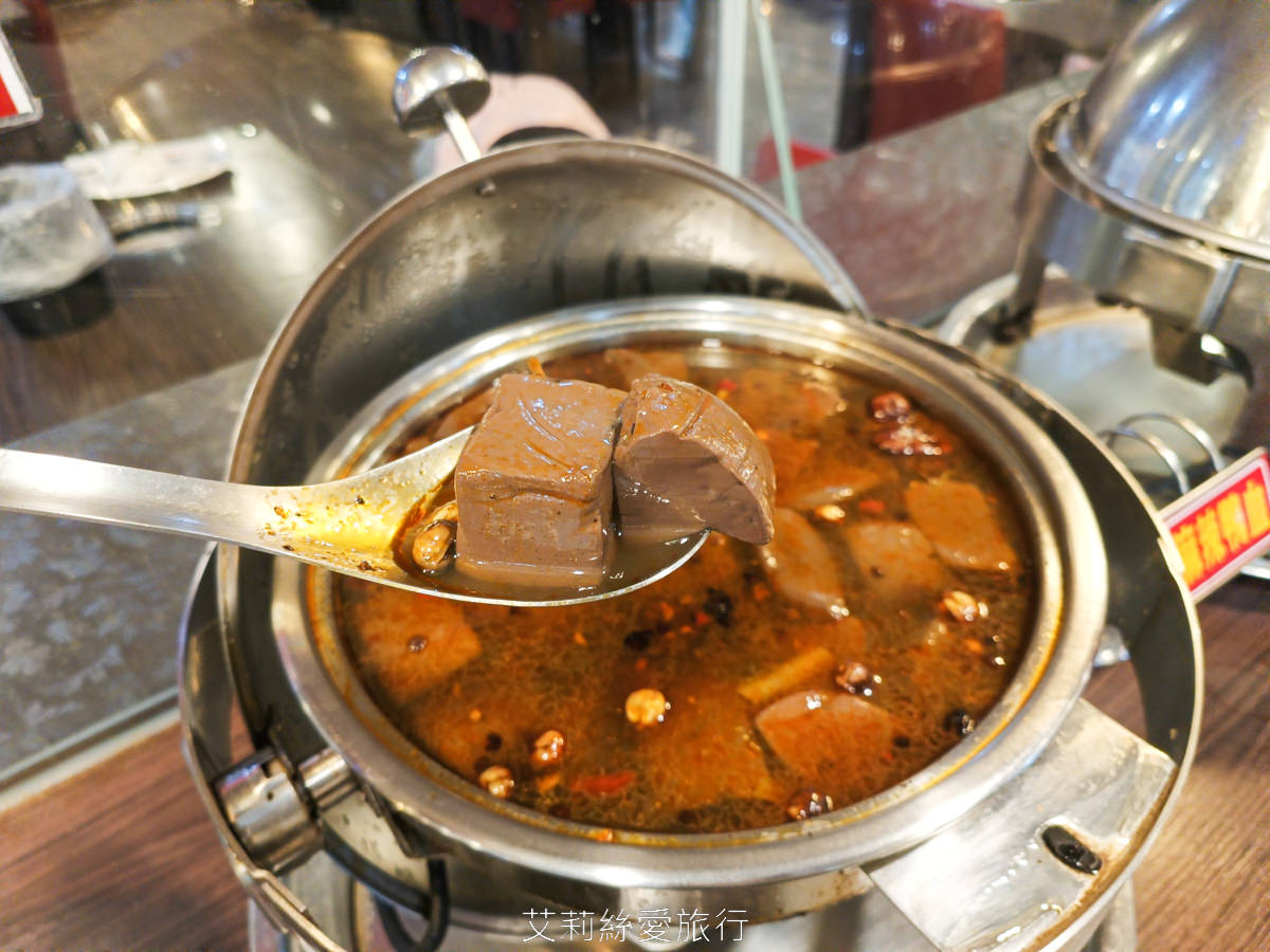 宜蘭吃到飽 礁溪吃到飽火鍋推薦 珍典精緻自助式火鍋 八種鍋底火鍋加自助吧任你吃 在地經營10年可容納百人大餐廳 有遊戲區