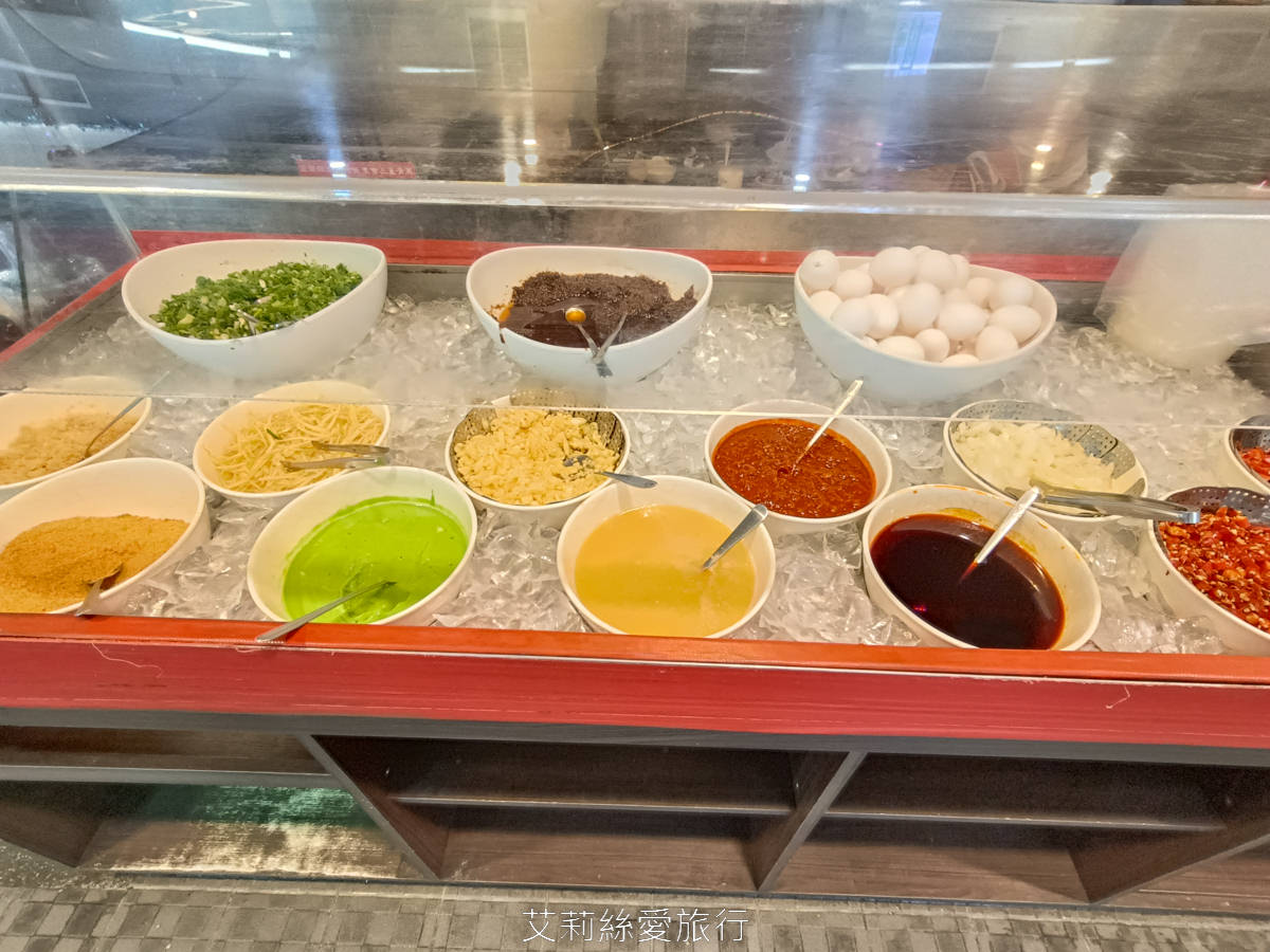 宜蘭吃到飽 礁溪吃到飽火鍋推薦 珍典精緻自助式火鍋 八種鍋底火鍋加自助吧任你吃 在地經營10年可容納百人大餐廳 有遊戲區