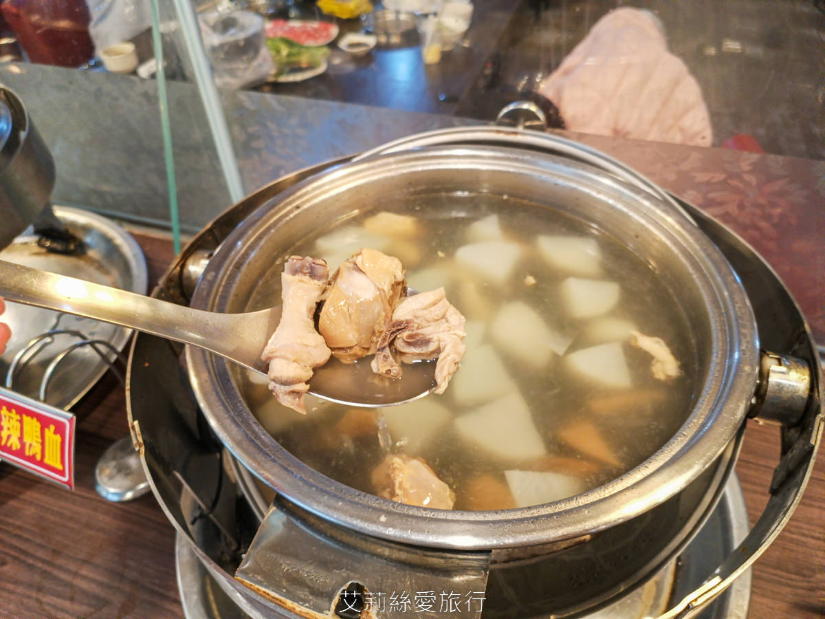 宜蘭吃到飽 礁溪吃到飽火鍋推薦 珍典精緻自助式火鍋 八種鍋底火鍋加自助吧任你吃 在地經營10年可容納百人大餐廳 有遊戲區