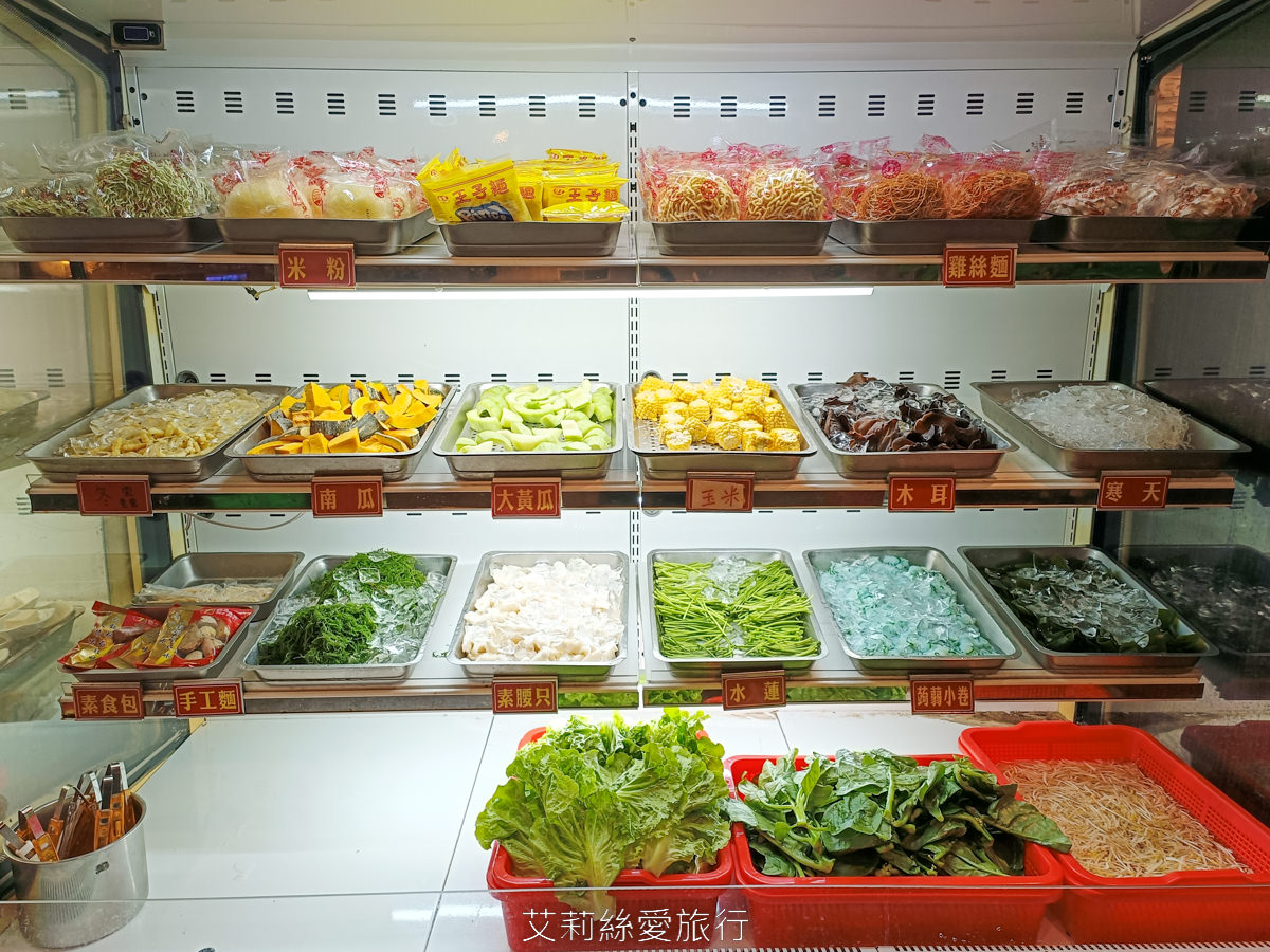 宜蘭吃到飽 礁溪吃到飽火鍋推薦 珍典精緻自助式火鍋 八種鍋底火鍋加自助吧任你吃 在地經營10年可容納百人大餐廳 有遊戲區