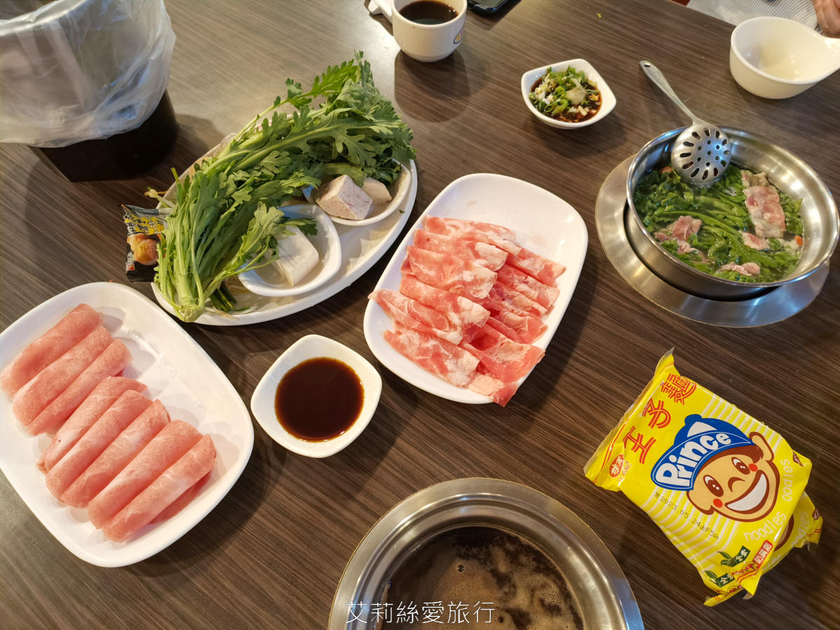 宜蘭吃到飽 礁溪吃到飽火鍋推薦 珍典精緻自助式火鍋 八種鍋底火鍋加自助吧任你吃 在地經營10年可容納百人大餐廳 有遊戲區