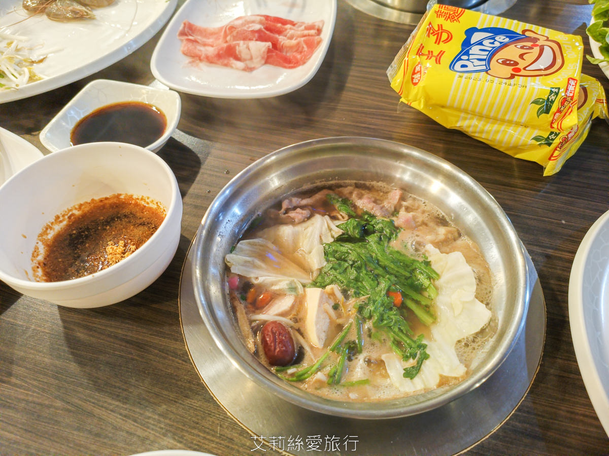 宜蘭吃到飽 礁溪吃到飽火鍋推薦 珍典精緻自助式火鍋 八種鍋底火鍋加自助吧任你吃 在地經營10年可容納百人大餐廳 有遊戲區