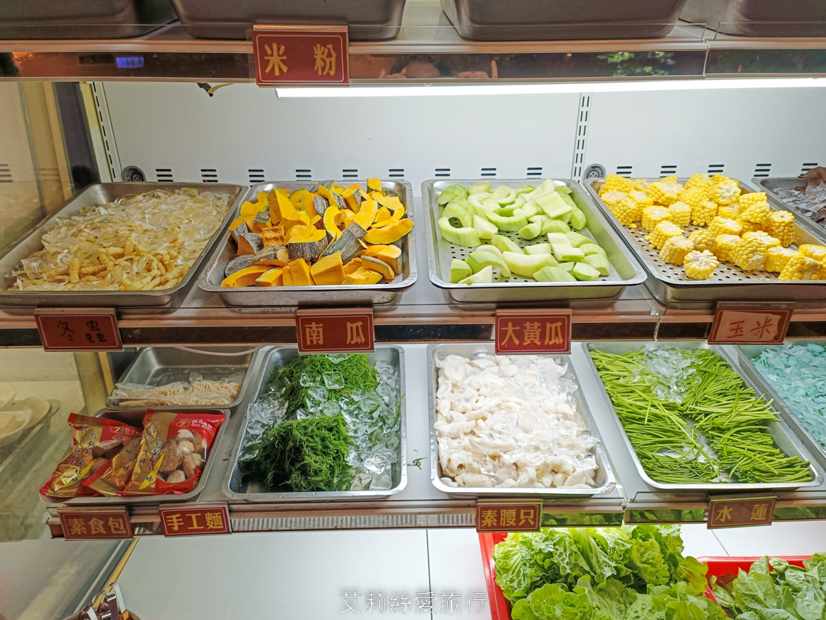 宜蘭吃到飽 礁溪吃到飽火鍋推薦 珍典精緻自助式火鍋 八種鍋底火鍋加自助吧任你吃 在地經營10年可容納百人大餐廳 有遊戲區