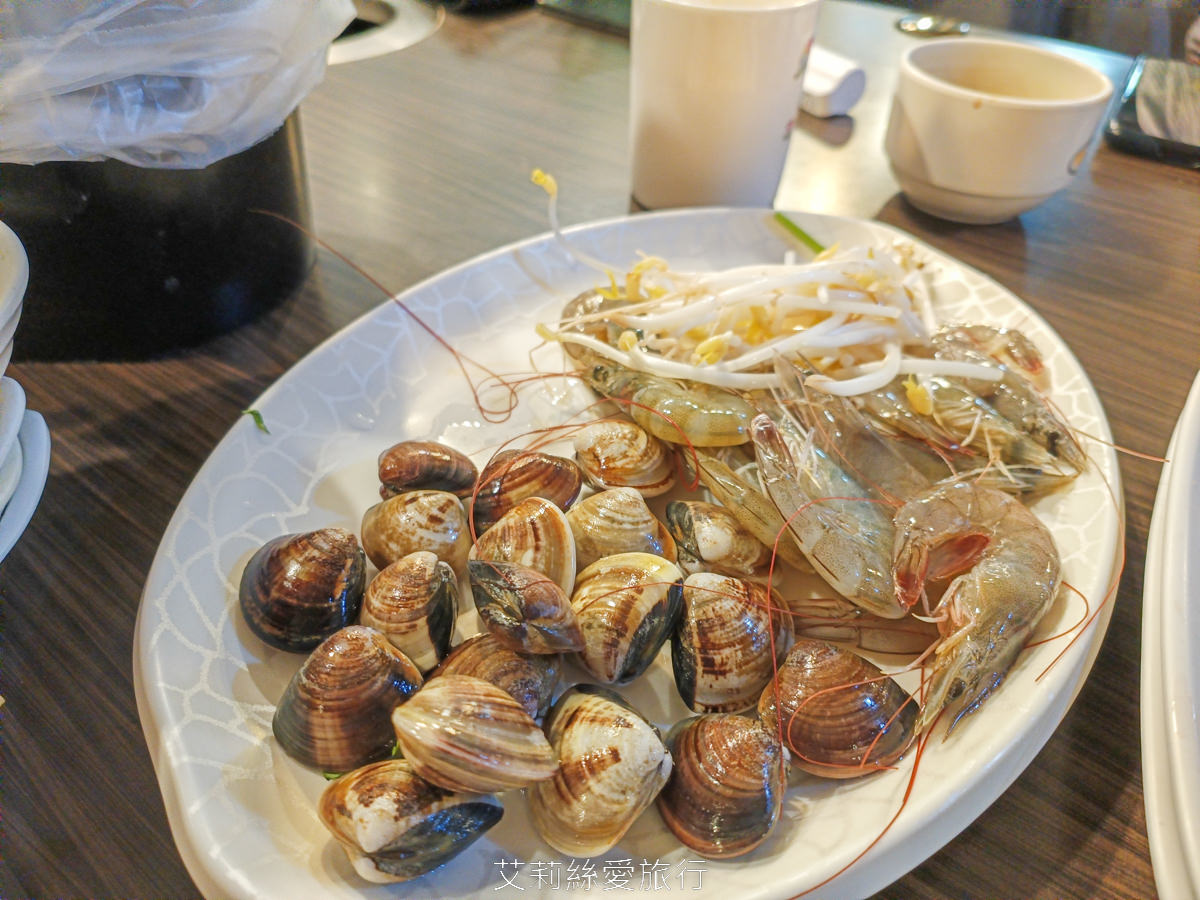 宜蘭吃到飽 礁溪吃到飽火鍋推薦 珍典精緻自助式火鍋 八種鍋底火鍋加自助吧任你吃 在地經營10年可容納百人大餐廳 有遊戲區