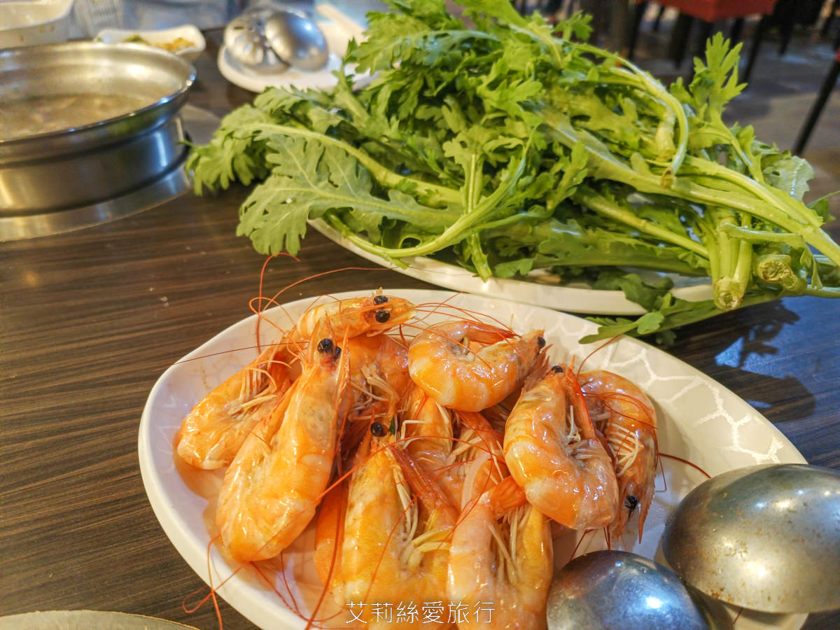 宜蘭吃到飽 礁溪吃到飽火鍋推薦 珍典精緻自助式火鍋 八種鍋底火鍋加自助吧任你吃 在地經營10年可容納百人大餐廳 有遊戲區