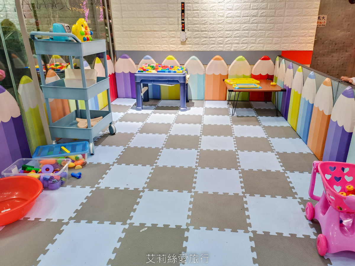 宜蘭吃到飽 礁溪吃到飽火鍋推薦 珍典精緻自助式火鍋 八種鍋底火鍋加自助吧任你吃 在地經營10年可容納百人大餐廳 有遊戲區