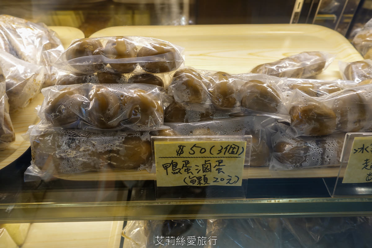 宜蘭礁溪室內景點 全台最美清水模五星級鴨舍 甲鳥園 親近小鴨、餵鴨餵魚、還有戲水池，可以玩diy吃甜點滷味！