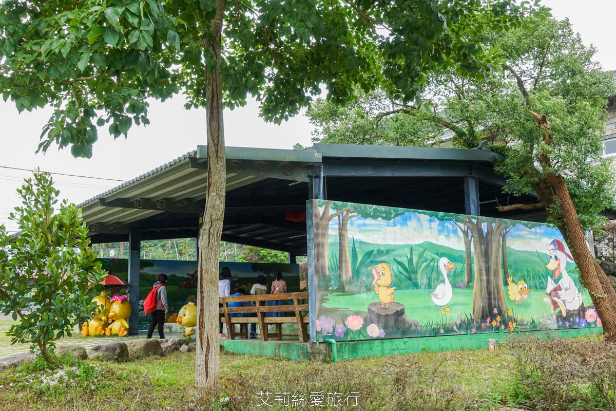 宜蘭礁溪室內景點 全台最美清水模五星級鴨舍 甲鳥園 親近小鴨、餵鴨餵魚、還有戲水池，可以玩diy吃甜點滷味！