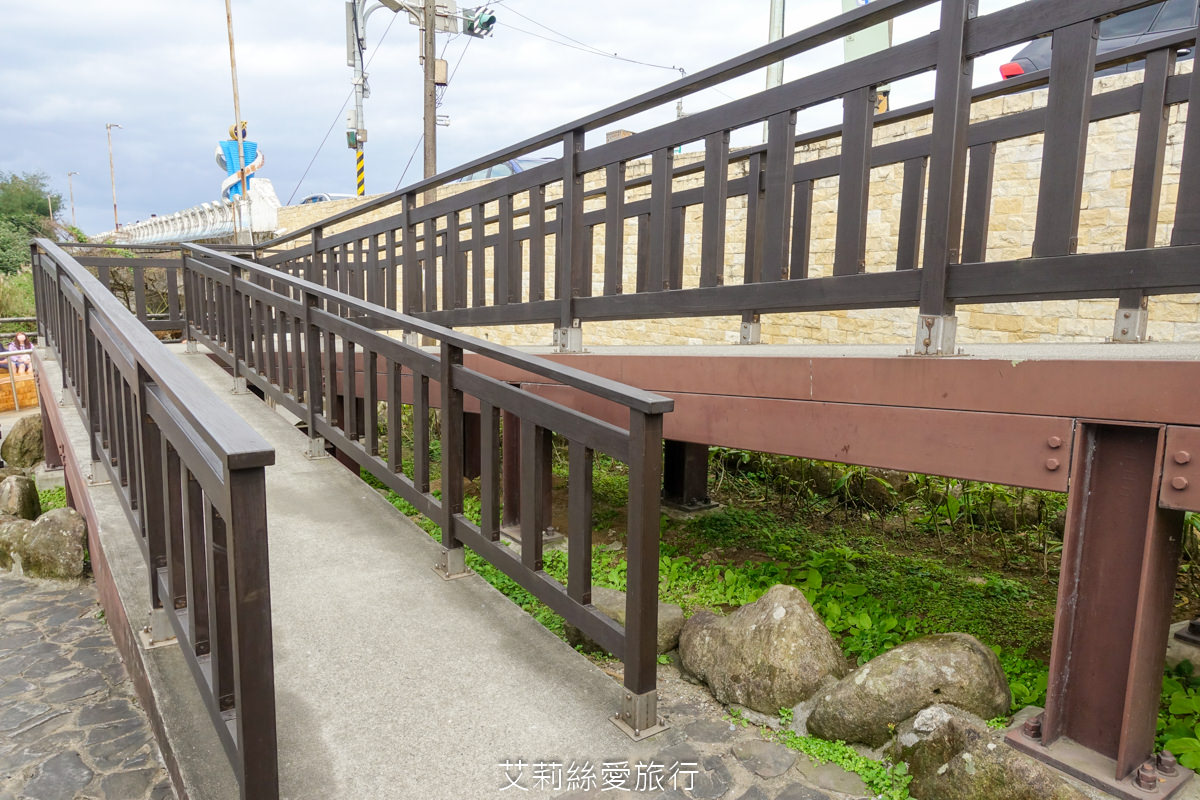金山景點 磺港公共浴室 北海岸最美露天溫泉泡腳池 黃金之湯露天泡腳池 溫泉石板床 男女分開公共浴室