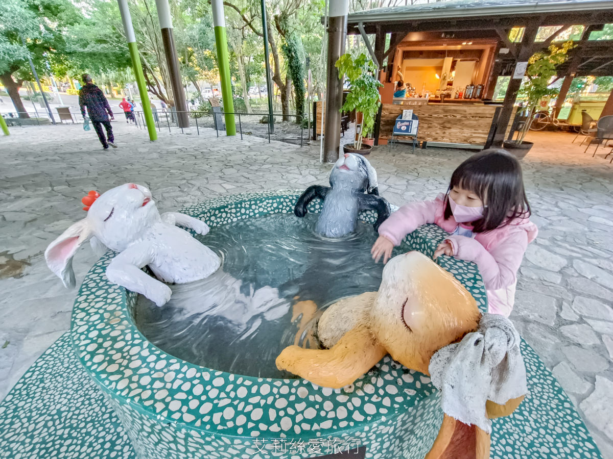 宜蘭礁溪免費景點！礁溪溫泉公園 可愛幾米兔公園 森林裡舒服泡足湯 離市區不遠的泡溫泉地點！礁溪轉運站旁