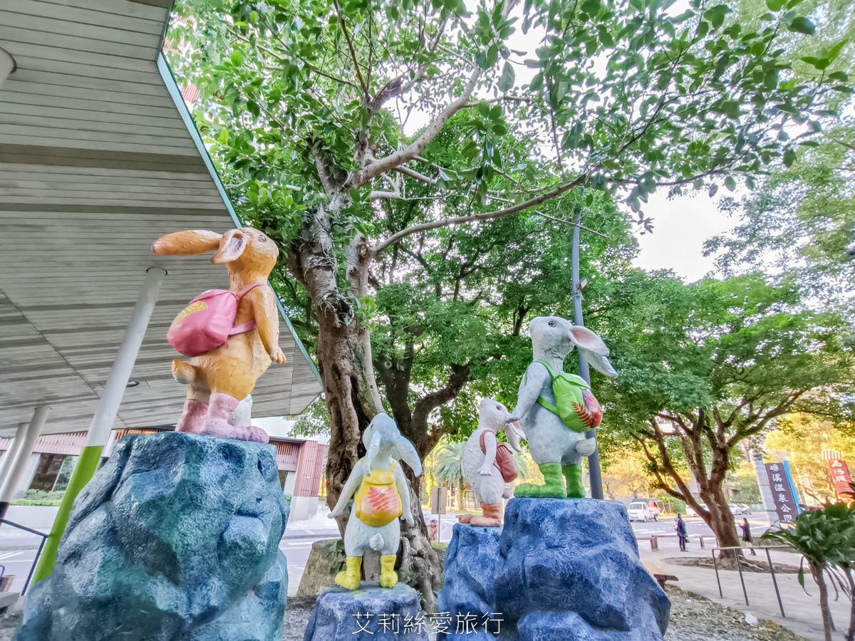 宜蘭礁溪免費景點！礁溪溫泉公園 可愛幾米兔公園 森林裡舒服泡足湯 離市區不遠的泡溫泉地點！礁溪轉運站旁