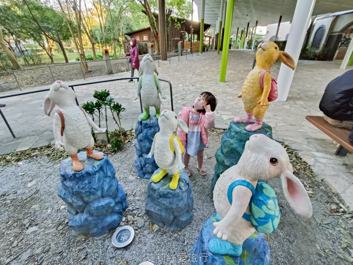 宜蘭礁溪免費景點！礁溪溫泉公園 可愛幾米兔公園 森林裡舒服泡足湯 離市區不遠的泡溫泉地點！礁溪轉運站旁