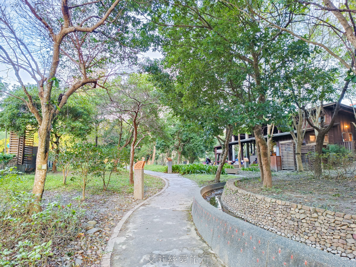 宜蘭礁溪免費景點！礁溪溫泉公園 可愛幾米兔公園 森林裡舒服泡足湯 離市區不遠的泡溫泉地點！礁溪轉運站旁