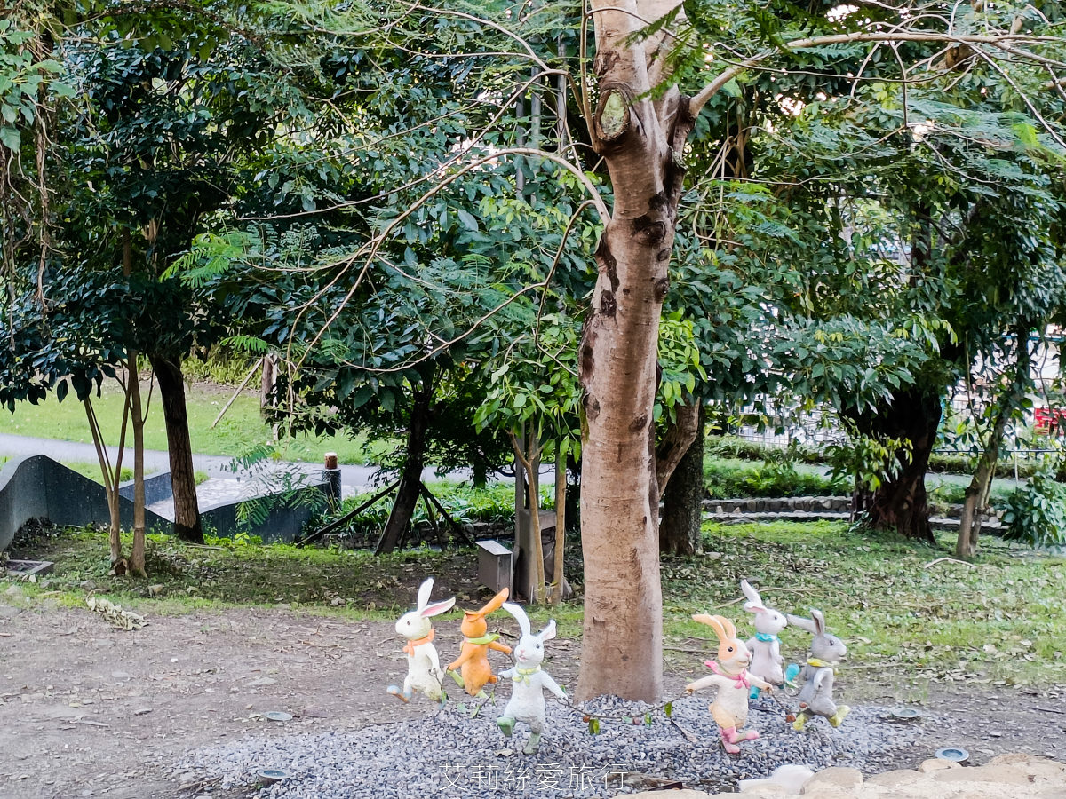 宜蘭礁溪免費景點！礁溪溫泉公園 可愛幾米兔公園 森林裡舒服泡足湯 離市區不遠的泡溫泉地點！礁溪轉運站旁