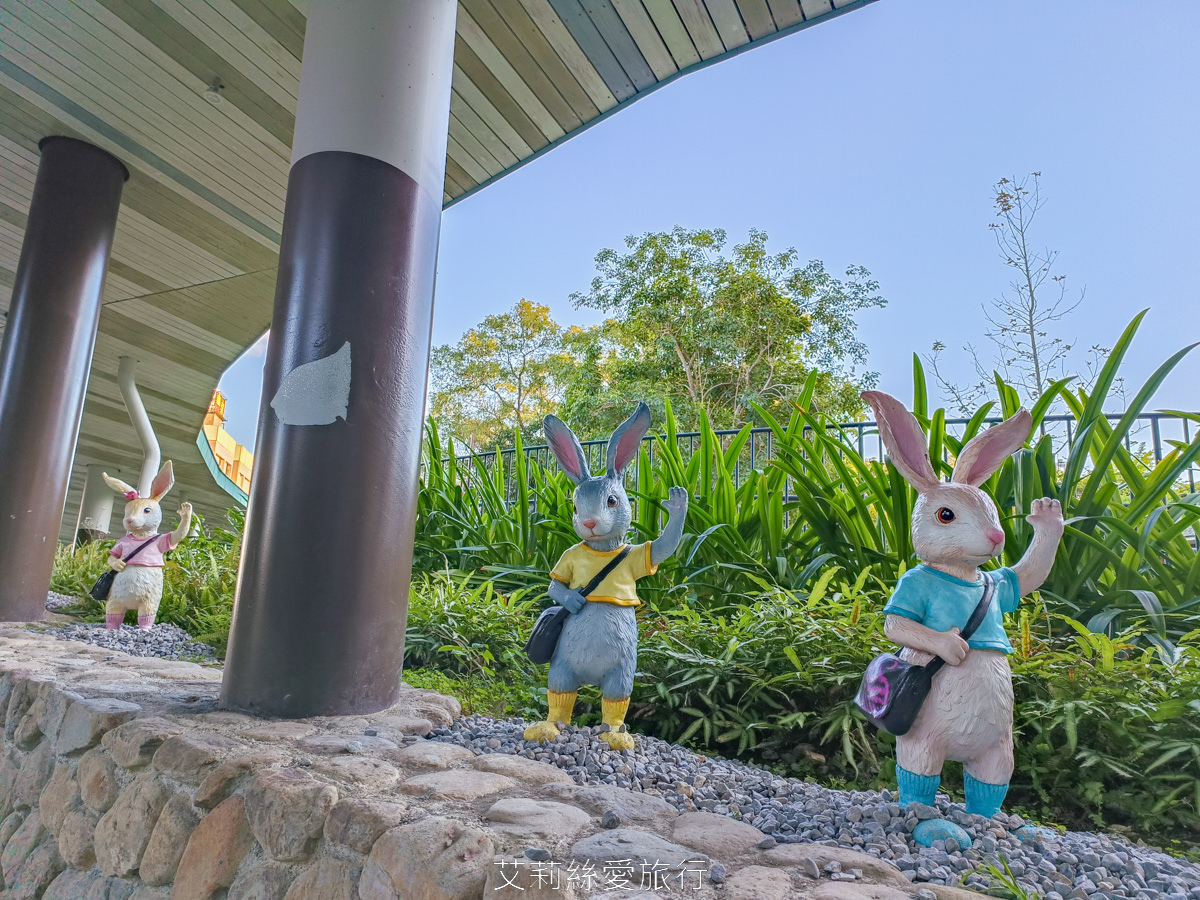 宜蘭礁溪免費景點！礁溪溫泉公園 可愛幾米兔公園 森林裡舒服泡足湯 離市區不遠的泡溫泉地點！礁溪轉運站旁