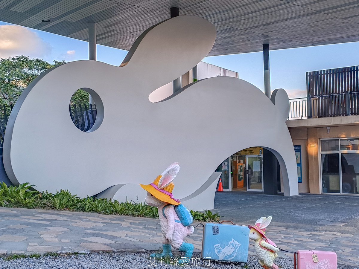 宜蘭礁溪免費景點！礁溪溫泉公園 可愛幾米兔公園 森林裡舒服泡足湯 離市區不遠的泡溫泉地點！礁溪轉運站旁