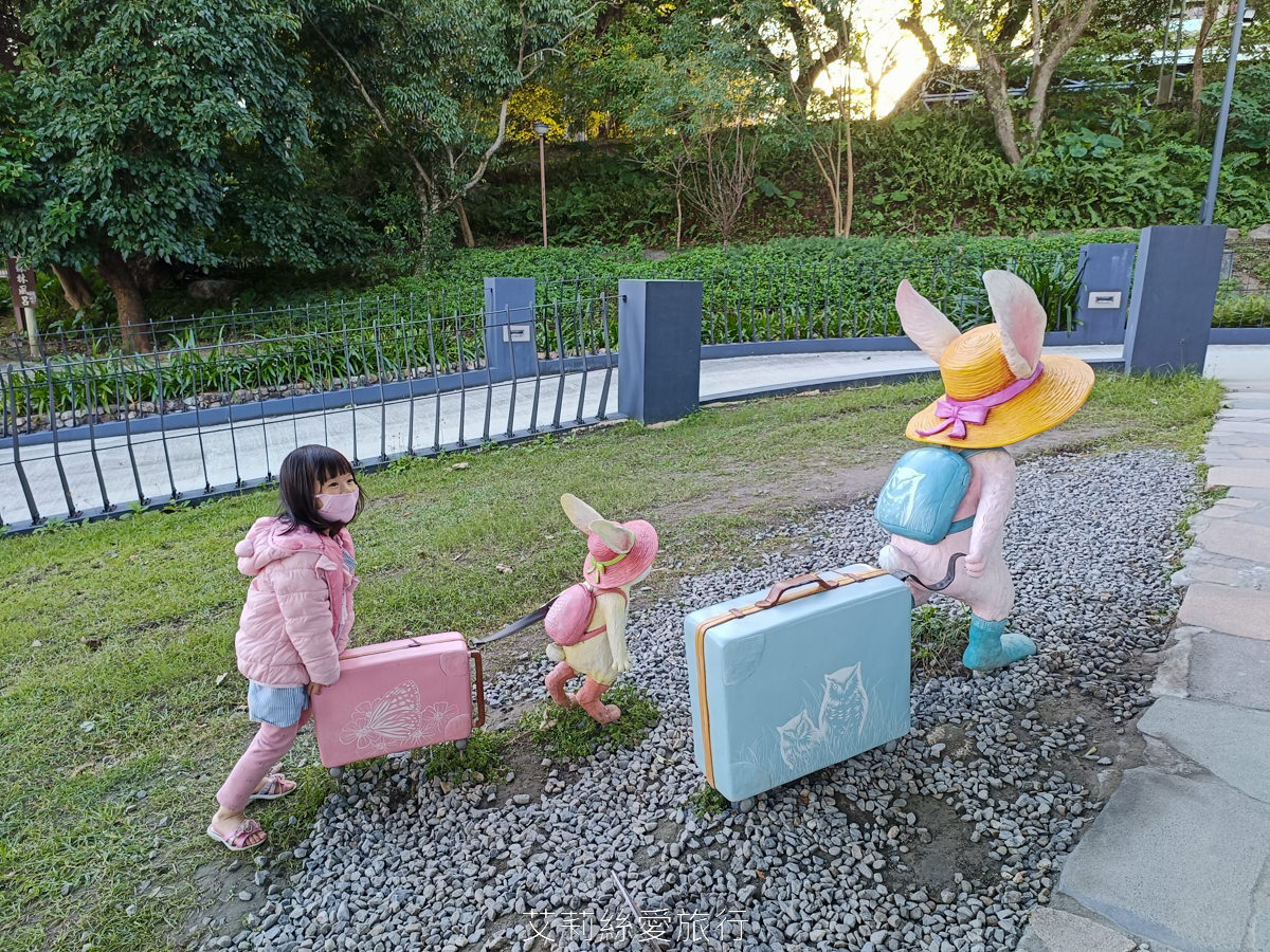 宜蘭礁溪免費景點！礁溪溫泉公園 可愛幾米兔公園 森林裡舒服泡足湯 離市區不遠的泡溫泉地點！礁溪轉運站旁